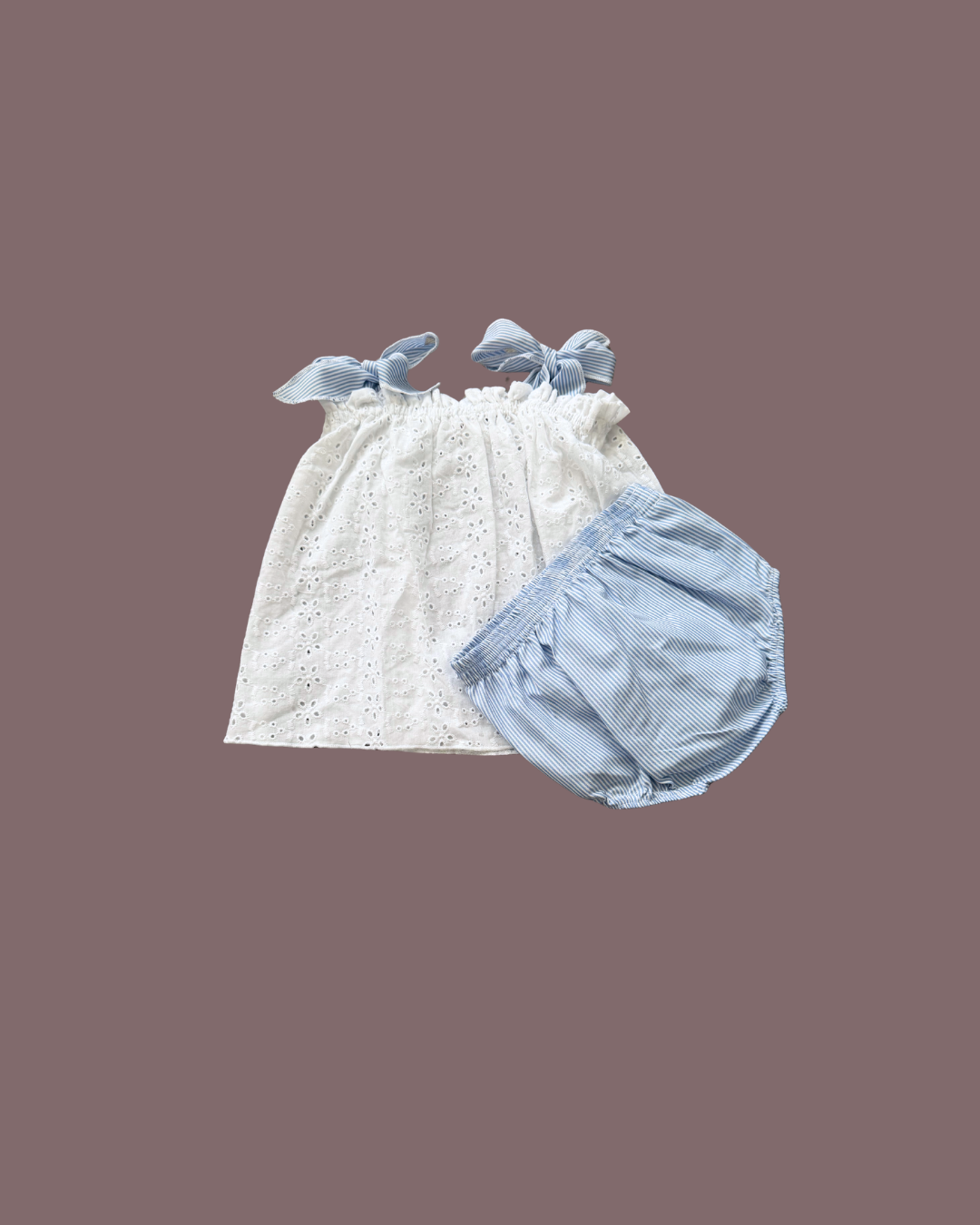 Calzón rayas azules y blusa blanca · Blanco y azul