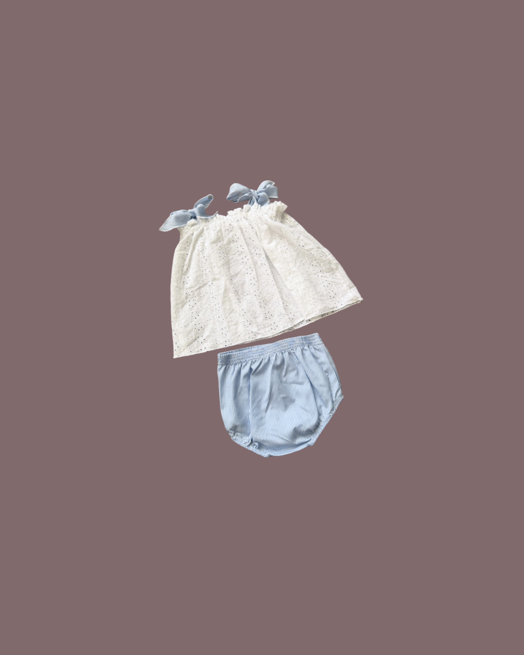Calzón rayas azules y blusa blanca detalle · Blanco y azul
