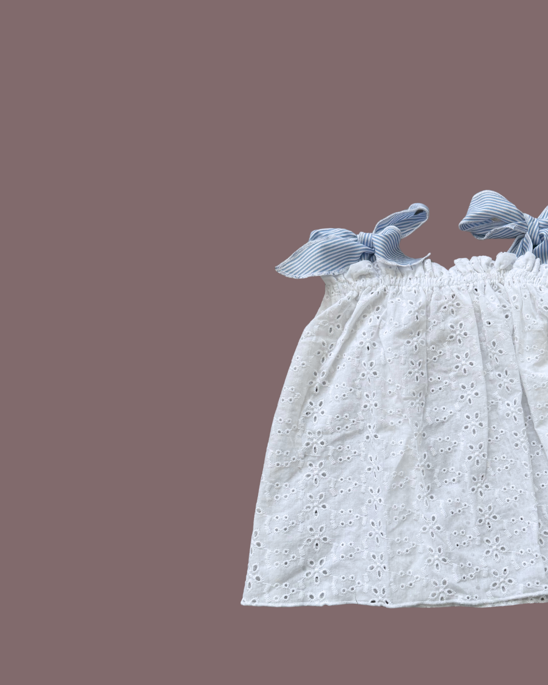 Calzón rayas azules y blusa blanca detalle · Blanco y azul